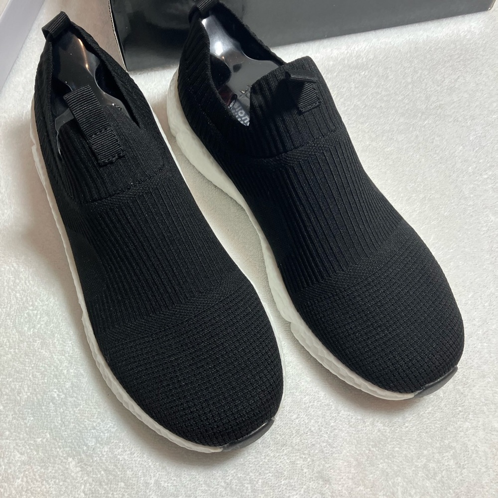 🔥Blondo black knit slip on sneakers. Sz10 NEW IN BOX